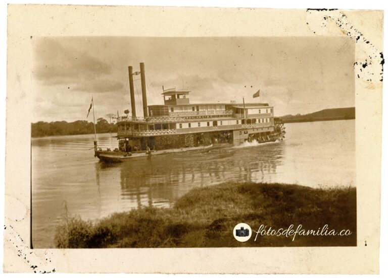 JRA-008 / Vapores en Puerto Berrio / Papel brillante / 7*5 / B/N