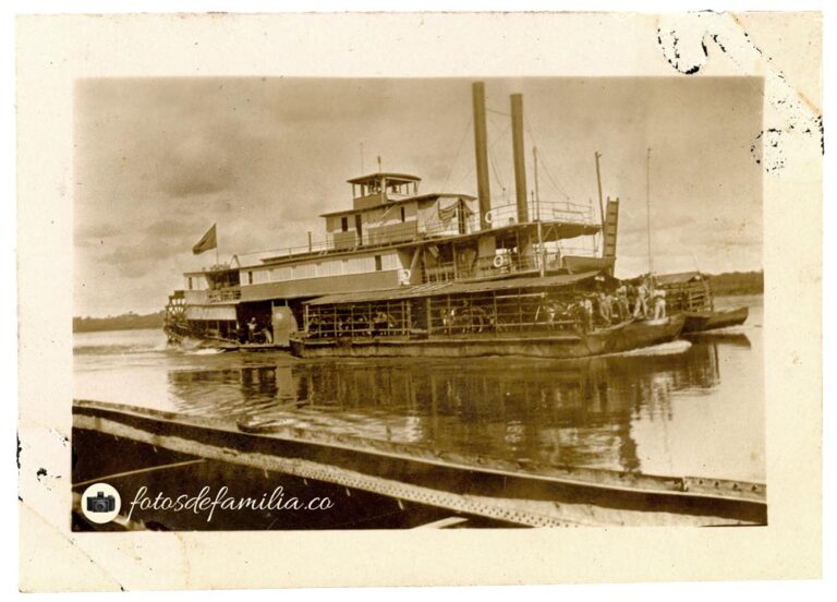 JRA-009 / Vapores en Puerto Berrio / Papel brillante / 7*5 / B/N