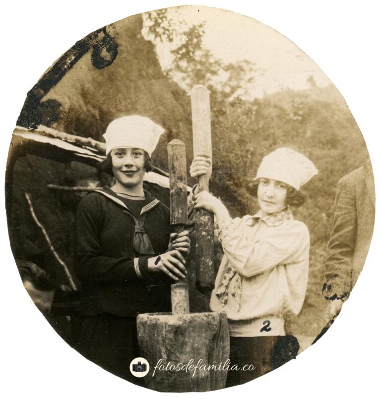 JRA-016 / 1 Elisa Gaviria; 2 Angela Arango / Papel brillante / 6*6 / B/N