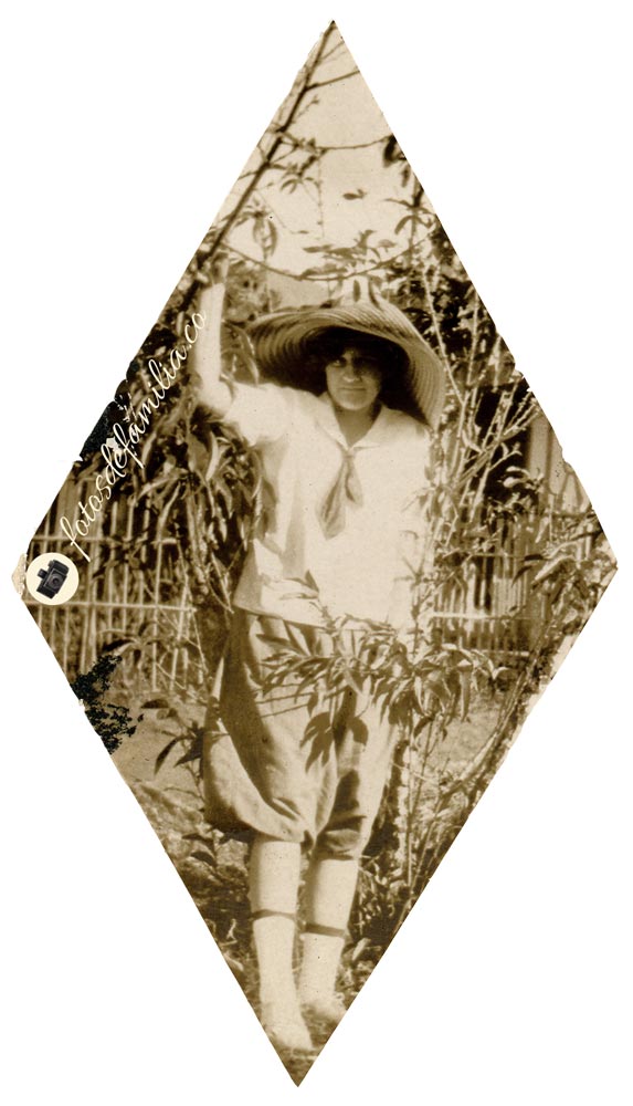 JRA-016 / 1 Elisa Gaviria; 2 Angela Arango / Papel brillante / 6*6 / B/N