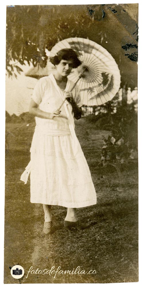 JRA-047 / Ligia Rodríguez / Papel brillante / 6.5*3 / B/N