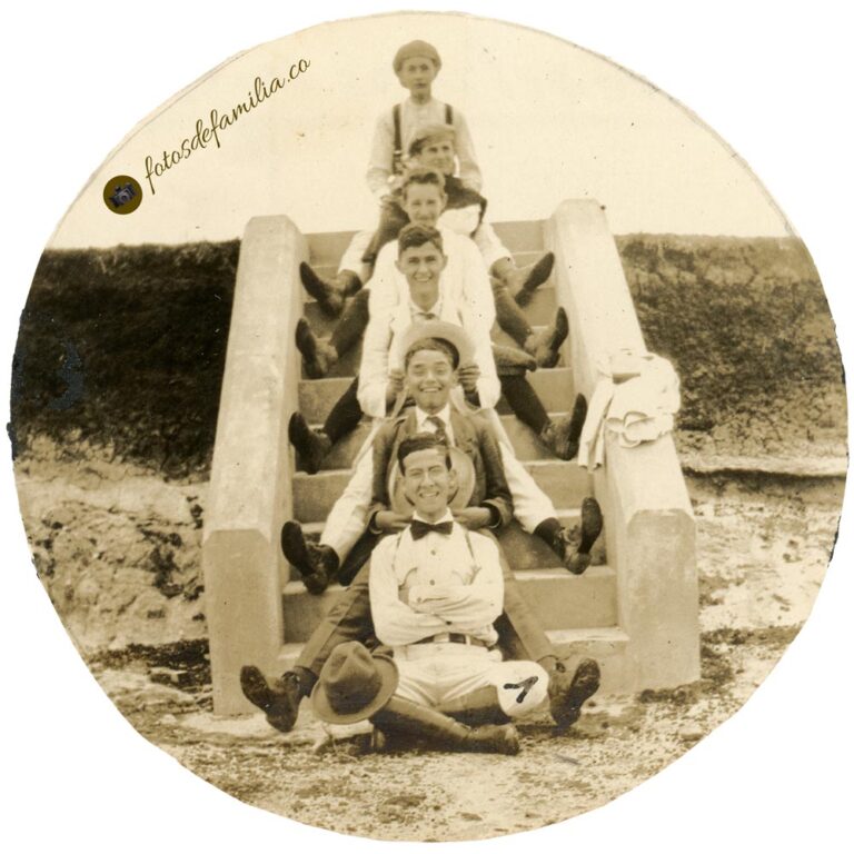 JRA-051 / J. Cock; J. Castro; G. Correa; A Greiffistein; Elkin Acevedo; E. Greiffistein / Papel brillante / 6*6 / B/N