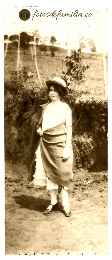 JRA-060 / Luz Jaramillo / Papel brillante / 6.5*3 / B/N