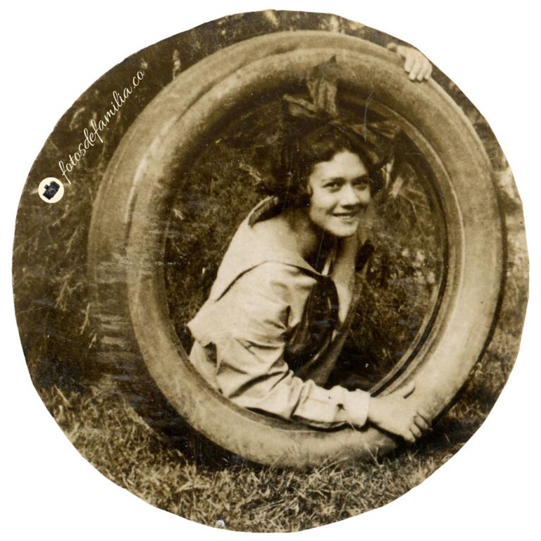 JRA-064 / Lucia Uribe E. / Papel brillante / 3*3 / B/N