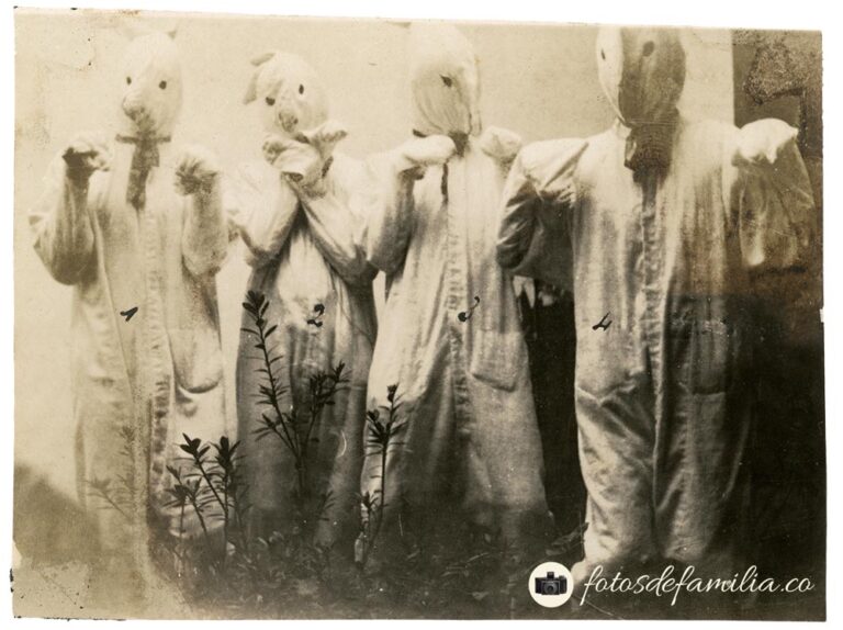 JRA-099 / Mascarada Estudiantil: 1 – Fernando Jaramillo; 2 – Jorge Castro; 3 – Gilberto Correa; 4 – Juan Rodríguez / Papel brillante / 7*9.5 / B/N