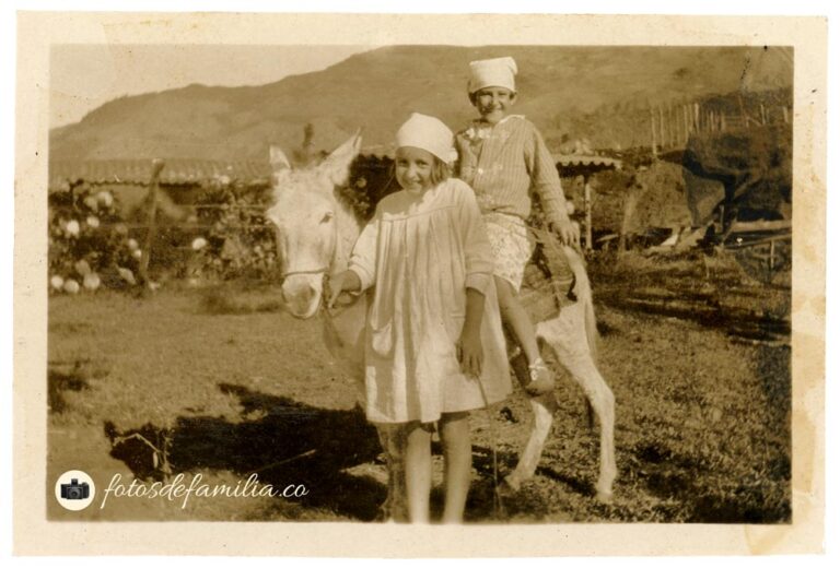 JRA-119 / María Greffeinstein Arango y Maruja Rodríguez Arango / Papel brillante / 4.5*6.5 / B/N