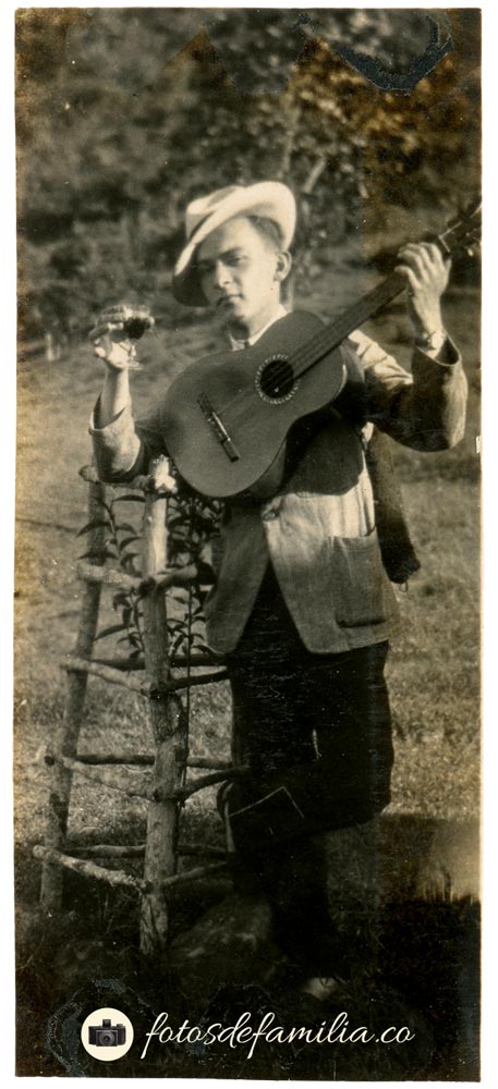 JRA-133 / Juan Rodríguez / Papel brillante / 7*4.5 / B/N