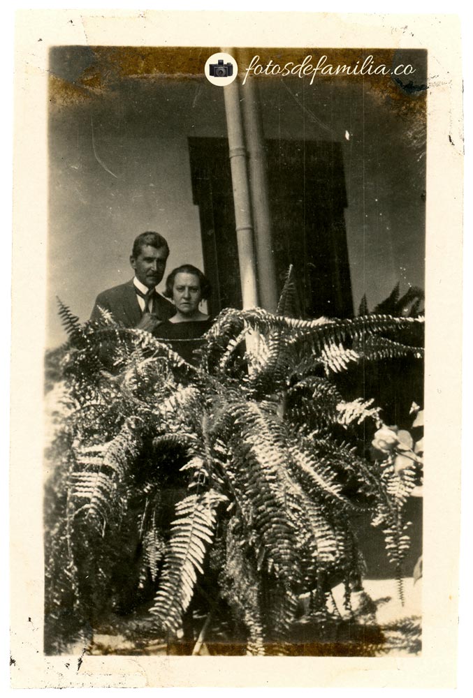 JRA-134 / Cipriano Rodríguez Lalinde y Ana María Arango Lalinde (padres de Juan Rodríguez) / Papel brillante / 7*3 / B/N