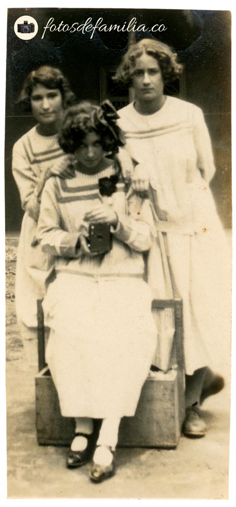 JRA-135 / Angela Correa; Mercedes Uribe; Mona Pelaez / Papel brillante / 8*8 / B/N