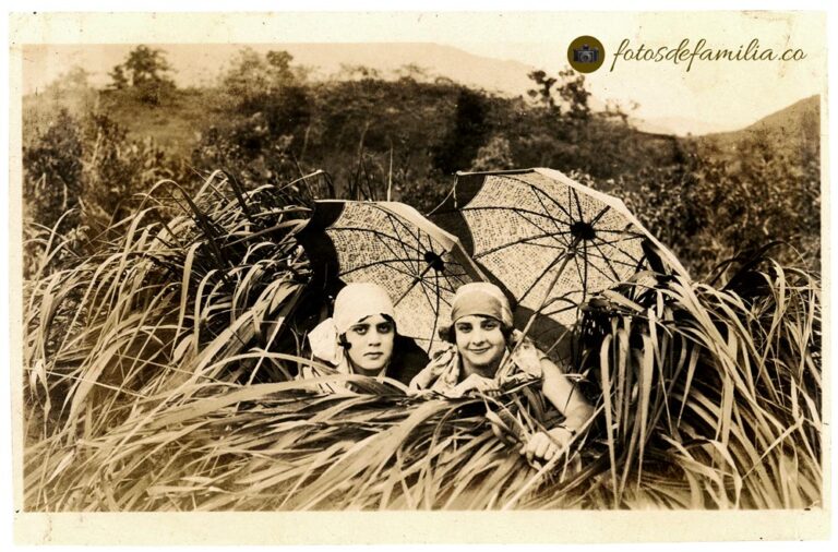 JRA-140 / María Restrepo O; Tina Angel / Papel brillante / 8.5*12.5 / B/N