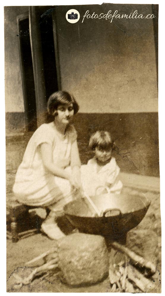 JRA-190 / Lucía Cock; Ricardito Castro / Papel brillante / 4.5*2.5 / B/N