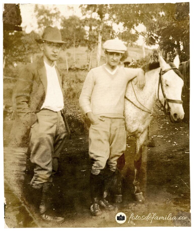 JRA-221 / Juan Rodríguez / Papel brillante / 8*6.5 / B/N