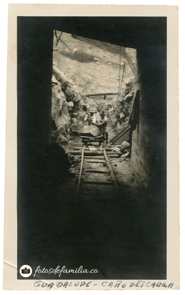 Fotos de Familia - Caño descarga. Hidroeléctrica de Guadalupe EGM100_P Caño descarga. Hidroeléctrica de Guadalupe