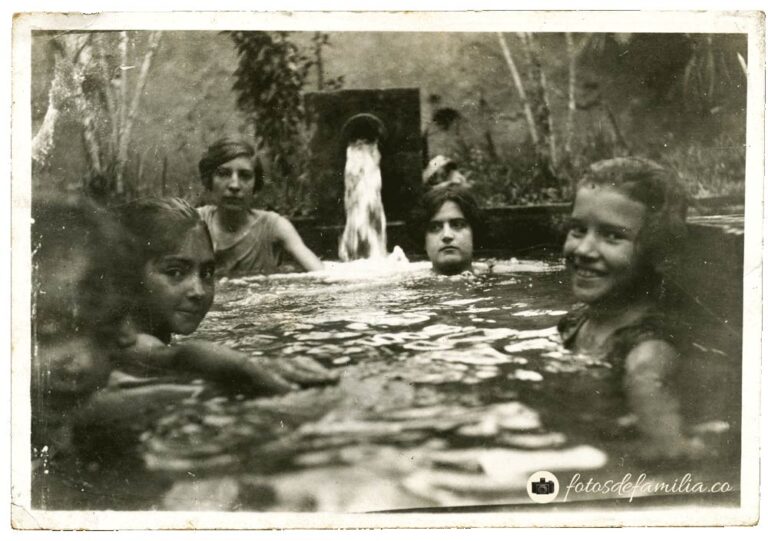 LCM_070 / Mujeres en un baño / Papel / Gelatina / 9*13 / BYN