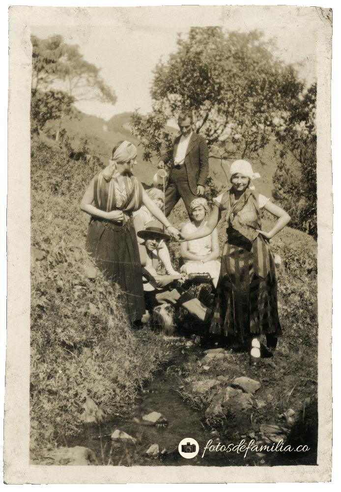 LCM_071 / Lastenia Córdoba (sentada izq) / Papel / Gelatina / 8.5*6 / BYN