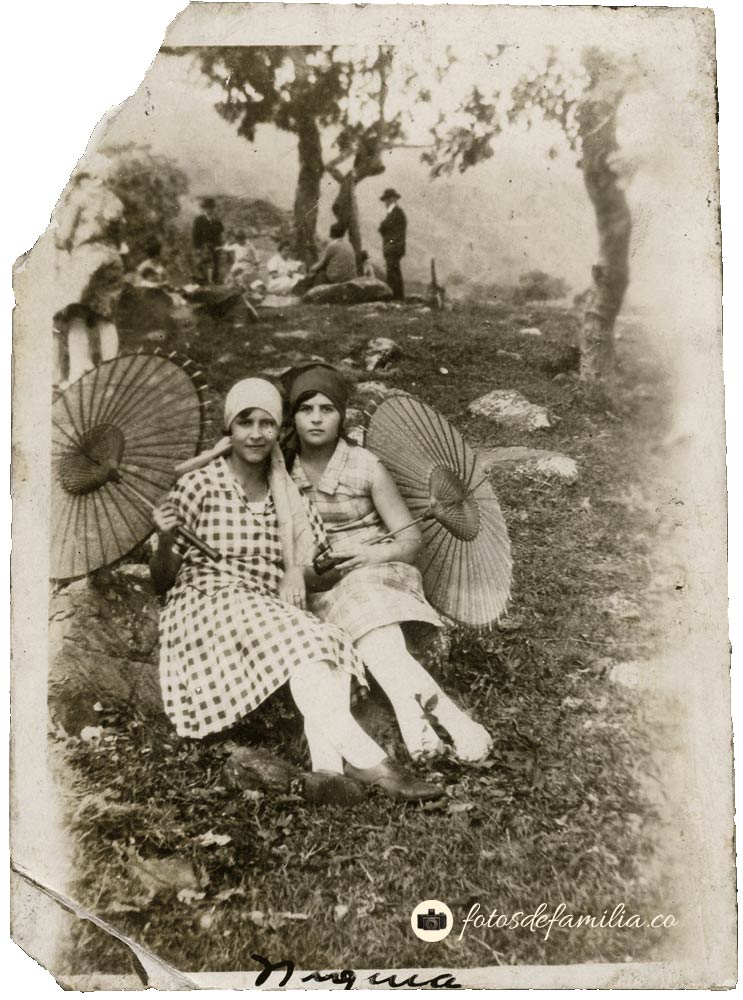 LCM_072 / Lastenia Córdoba Maya (der.) y Lucila Córdoba Maya (Izq.) en Niquia / Papel / Gelatina / 8.5*6.5 / BYN