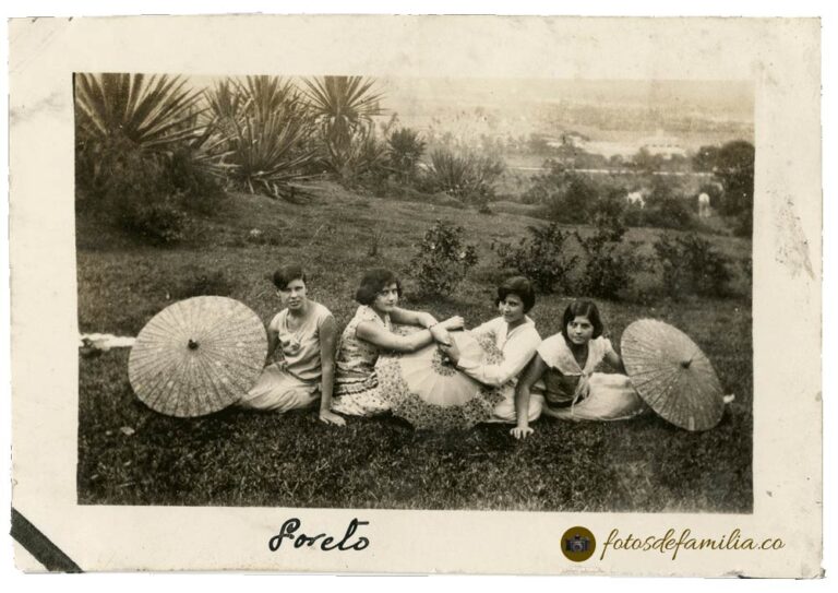 LCM_088 / Margarita Córdoba Maya (2da izq) y Lastenia Córdoba Maya (1ra der) en Loreto / Papel / Gelatina / 7*10 / BYN