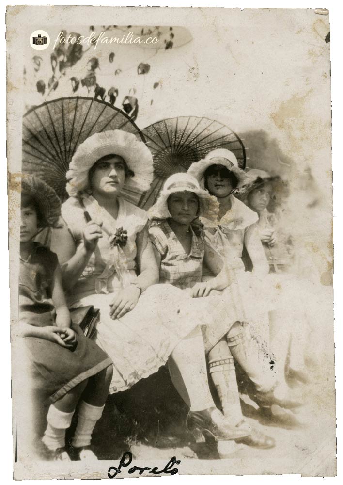 LCM_095 / Margarita Córdoba Maya (1ra) y Lastenia Córdoba Maya (2da) en Loreto / Papel / Gelatina / 9*6 / BYN