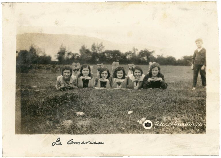 LCM_104 / Margarita Córdoba Maya (4ta) y Lastenia Córdoba Maya (segunda) en La América / Papel / Gelatina / 12*9 / BYN