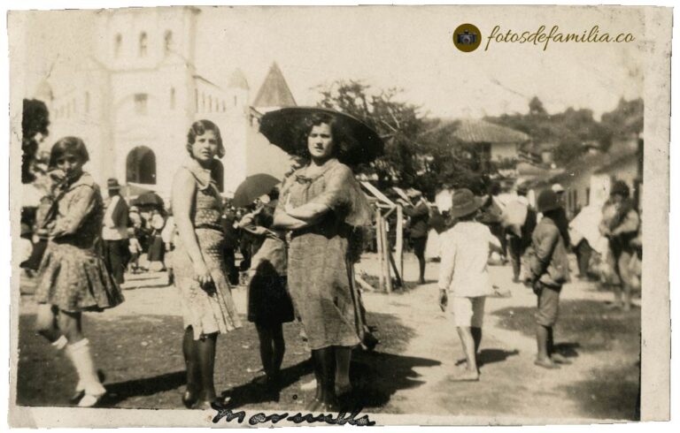 LCM_121 / Lastenia Córdoba Maya y N.N. en Marinilla / Papel / Gelatina ( 9*5.5 / BYN