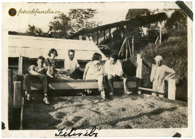 LCM_148 / N.N. en una trilladora de café en titiribí / Papel / Gelatina / 8.5*6 / BYN