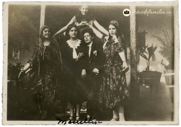 LCM_158 / Lastenia Córdoba Maya (izq) en Medellín / Papel / Gelatina / 8.5*6 / BYN