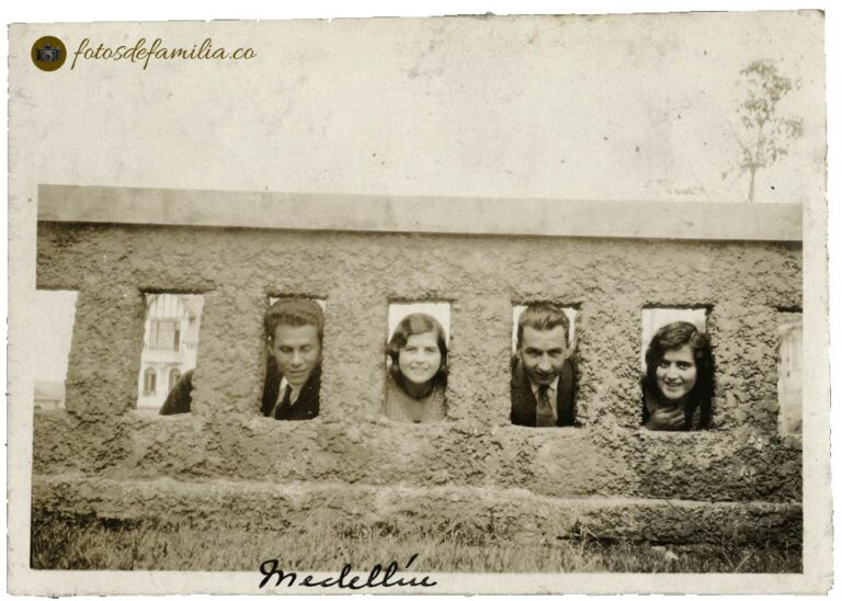 LCM_174 / Lastenia Córdoba Maya (izq) – Alberto Álvarez (der) – Margarita Córdoba Maya (der) y N.N en Medellín / Papel / Gelatina / 9*6.5 / BYN