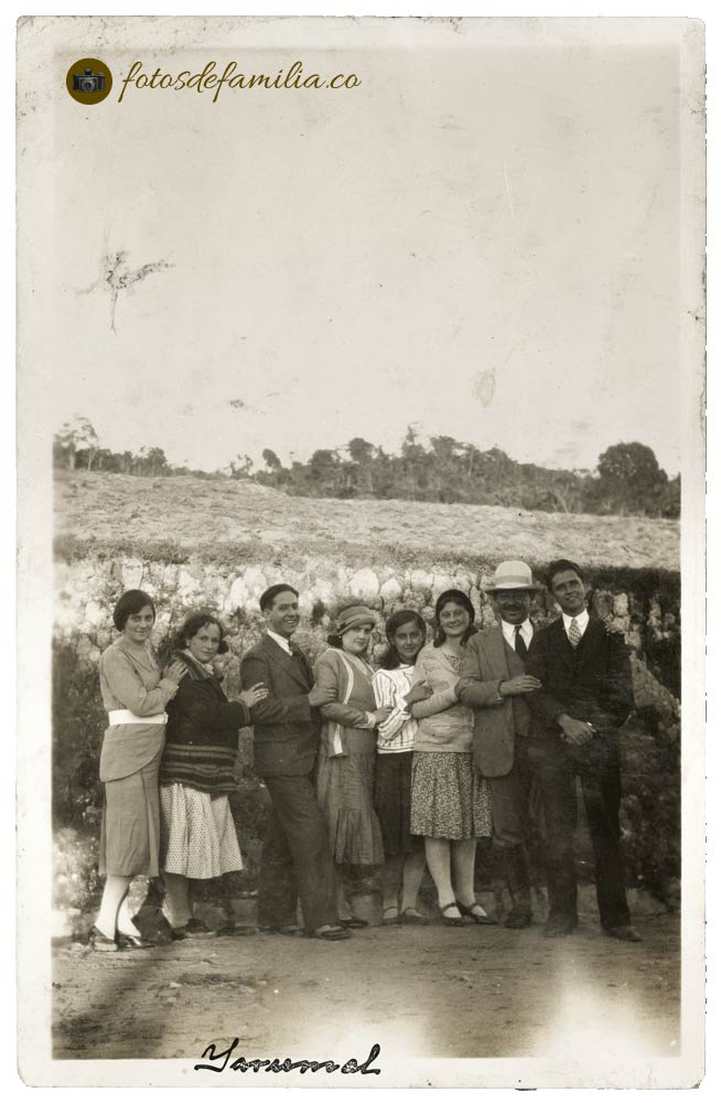 LCM_176 / Grupo de personas entre las que esta Leonidas Córdoba Maya (1ro der) en Yarumal / Papel / Gelatina / 9*14 / BYN