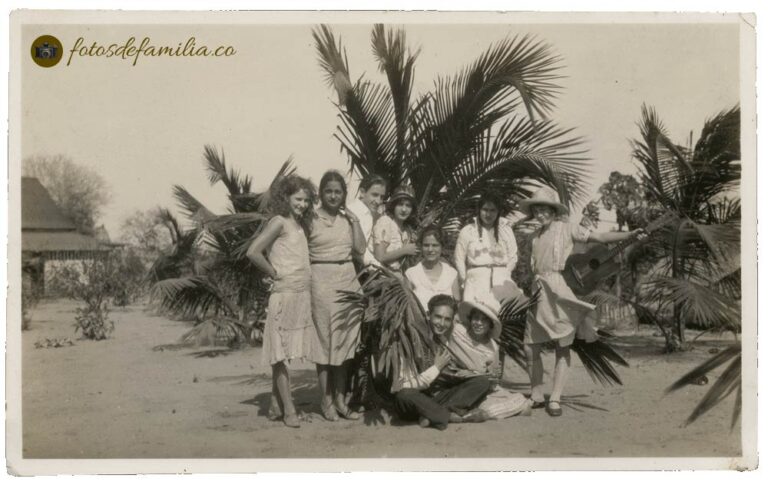 LCM_184 / Grupo de personas en Barranquilla / Papel / Gelatina / 14*9 / BYN