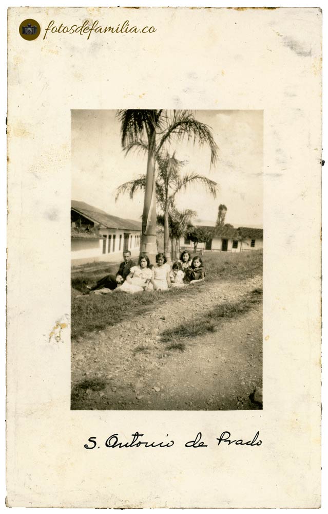 LCM_258 / Grupo de personas entre las que están Margarita, Lastenia y Lucila Córdoba Maya en San Antonio de Prado / Papel / Gelatina / 9*14 / BYN