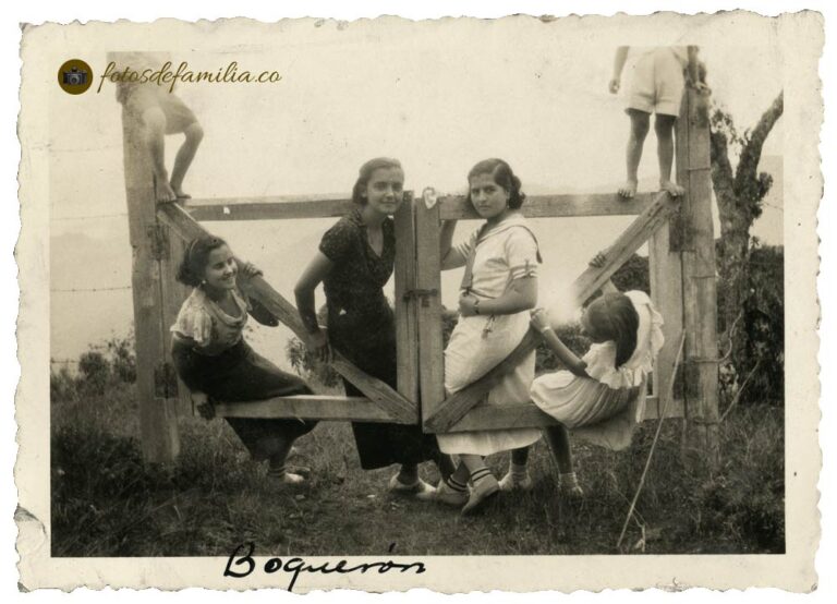 LCM_300 / Lastenia Córdoba Maya (3ro izq) y Lucila Córdoba Maya (1ra izq) en Boquerón / Papel / Gelatina / 9*6.5 / BYN