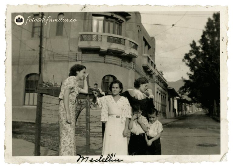 LCM_327 / Lucila Córdoba Maya (centro) / Papel (marca del papel Agfa Lupex) / Gelatina / 9.5*6.5 / BYN