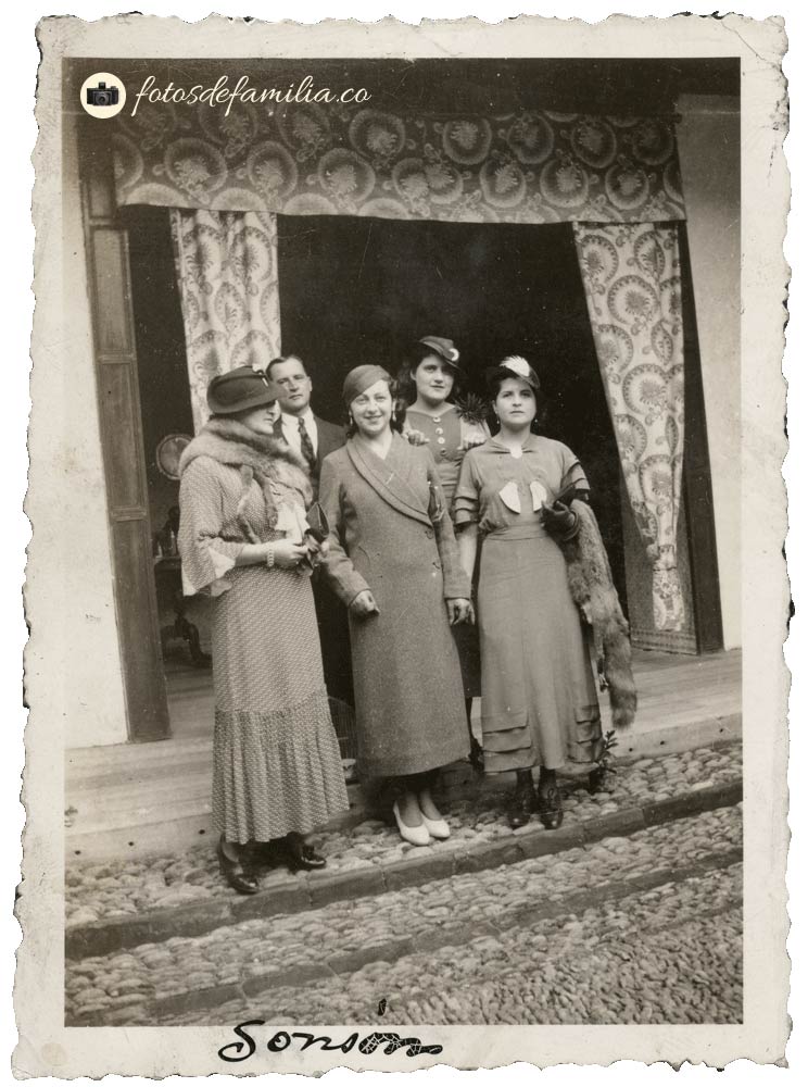 LCM_337 / Lastenia Córdoba Maya (1ra der) / Papel / Gelatina / 7*9 / BYN