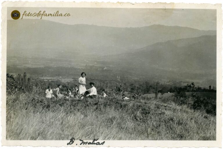 LCM_343 / Lastenia Córdoba Maya – María Jaramillo – Julio Córdoba Maya – Olga Córdoba Jaramillo – Germán Córdoba Jaramillo – Hernán Córdoba Jaramillo – Marta Córdoba Jaramillo / Papel (marca del papel= Agfa Lupex) / Gelatina / 14*9 / BYN