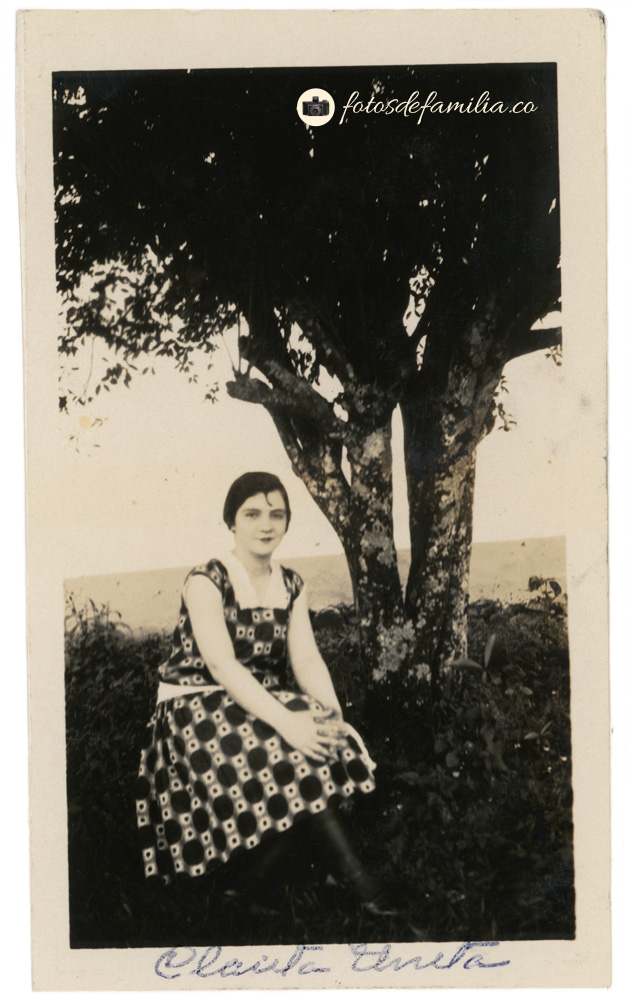 MEG_011 / Clarita Urreta, (amiga) / Papel brillante / 12*7 / BYN