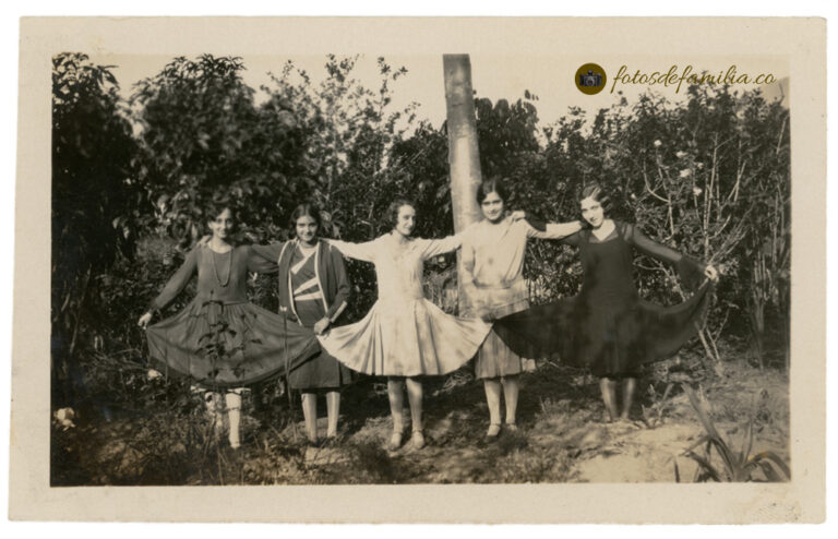 MEG_014 / María Elena González Mesa, Tulita Isaza (prima) / Papel brillante / 7,5*12 / BYN