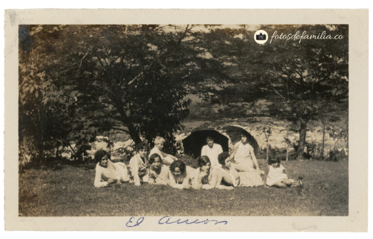 MEG_021 / María Elena González Mesa, Tulita Isaza (prima) / El Ancón, La Estrella, Antioquia / Papel brillante / 7*12 / BYN