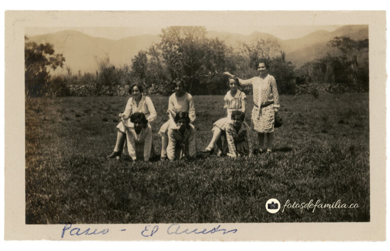 MEG_022 / María Elena González Mesa, Tulita Isaza (prima) / 1928 / El Ancón, La Estrella, Antioquia / Papel brillante / 7*12 / BYN