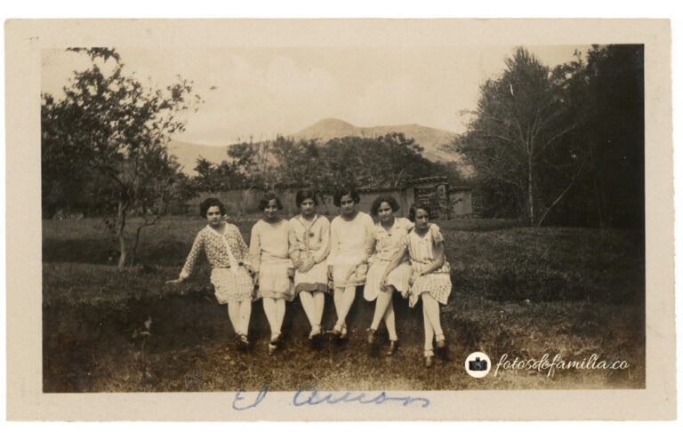 MEG_024 / María Elena González Mesa, Tulita Isaza (prima) / 1928 / El Ancón, La Estrella, Antioquia / Papel brillante / 7*12 / BYN