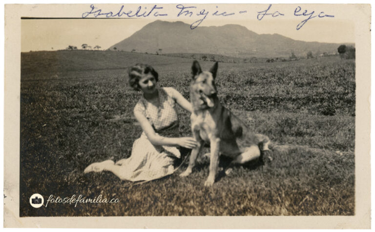 MEG_027 / Isabelita Mejía, (amiga) / Papel brillante / 7,5*12 / BYN