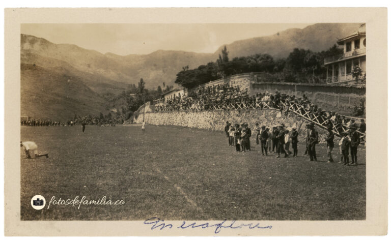 MEG_029 / Medellín Football Club, Deportivo Independiente Medellín / Barrio Miraflores, Medellín, Antioquia / Papel brillante / 7*12 / BYN