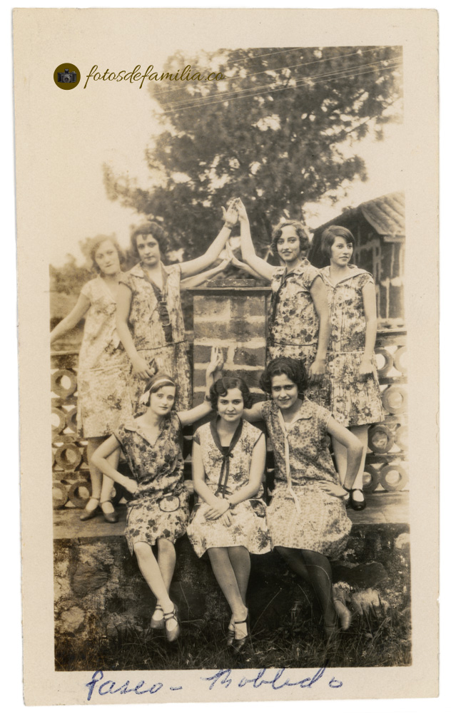 MEG_052 / Tulita Isaza, Clarita Urreta (amiga) / Papel brillante / 12*7 / BYN