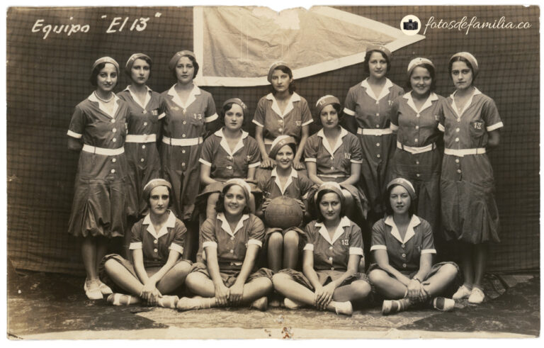 MEG_055 / Equipo femenino de basquetbol «El trece» / Tulita Isaza, Clarita Urreta (amigas) / Barrio Robledo Medellín, Antioquia / Papel brillante / 12*7 / BYN