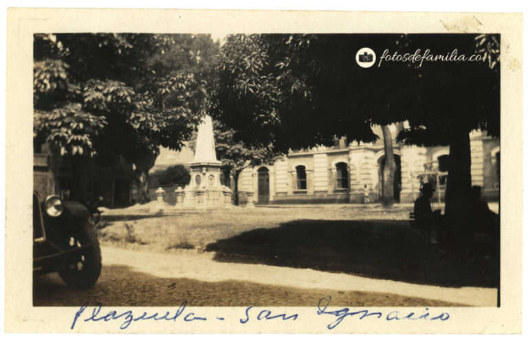 MEG_060 / Plazuela de San Ignacio, Medellín, Antioquia / Papel brillante / 7,5*12 / BYN