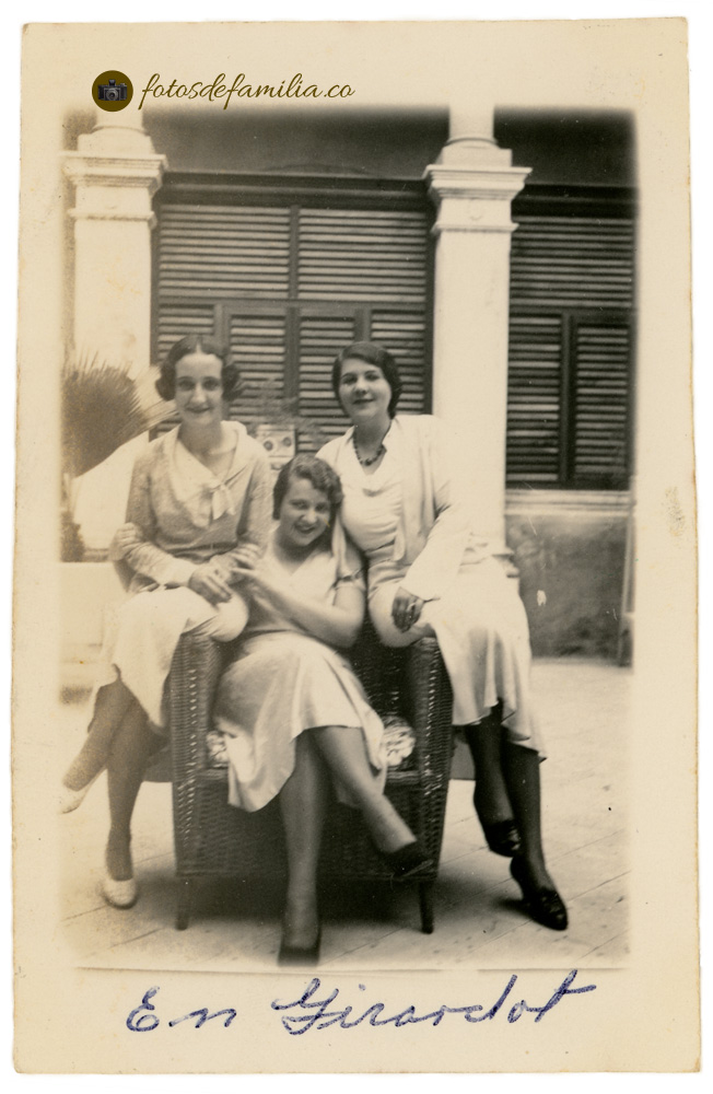 MEG_072 / María Elena González Mesa, Sofía, Emilia / Girardot, Cundinamarca / Papel semi mate / 10*6,5 / BYN