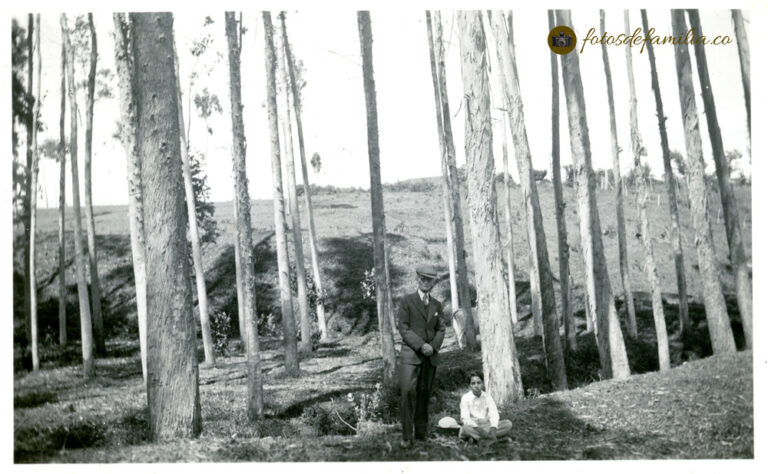 MEG_127 / Nicanor González Uribe (papá), Gustavo Escobar González (sobrino) / Papel brillante / 7*11,5 / BYN