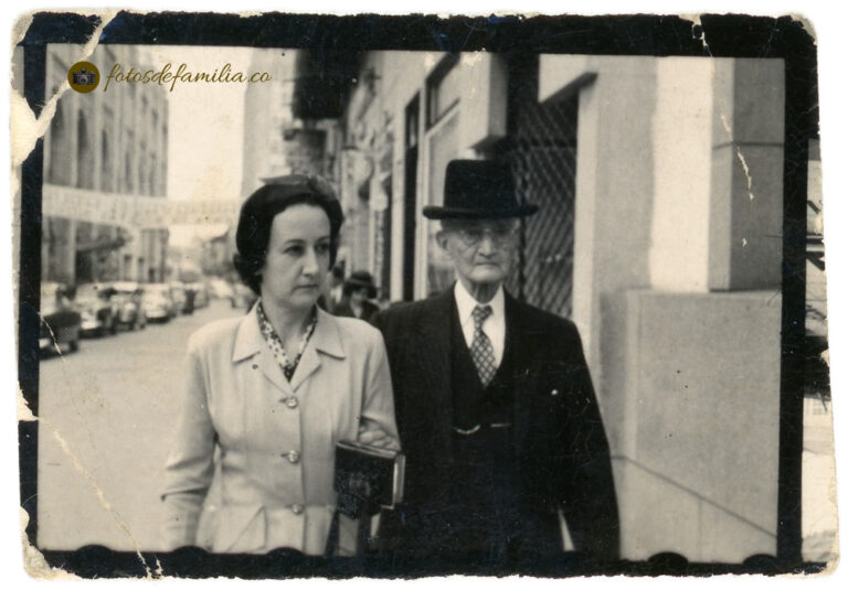 MEG_131 / María Elena González Mesa, Nicanor González (papá) / Medellín, Antioquia / Papel semi mate / 3*4 / BYN