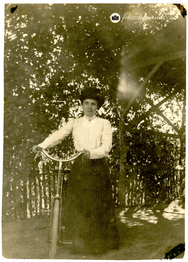 MEG_134 / Tulia Mesa (mamá) / Francia / Papel mate / 10*7 / BYN