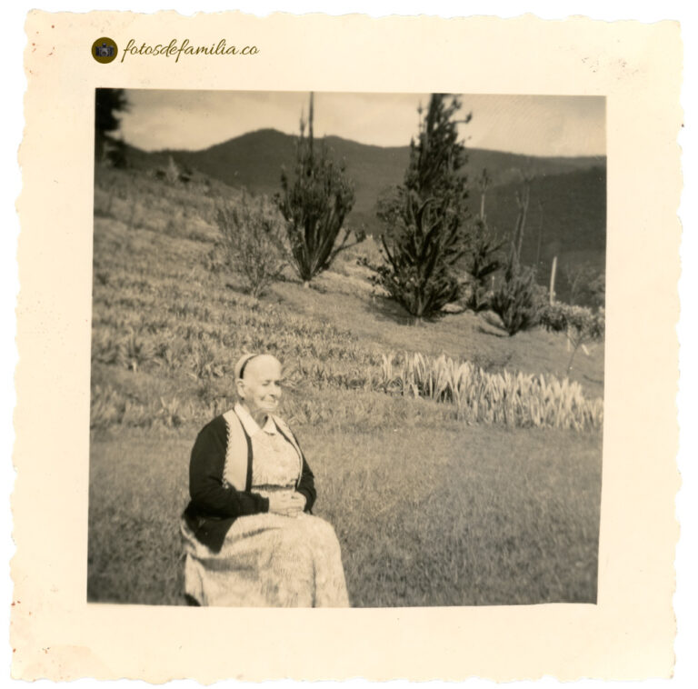 MEG_136 / Tulia Mesa (mamá) / Finca Las Huertas, Bello, Antioquia (actualmente Barrio Carpinelo) / Papel brillante / 7,5*7,5 / BYN